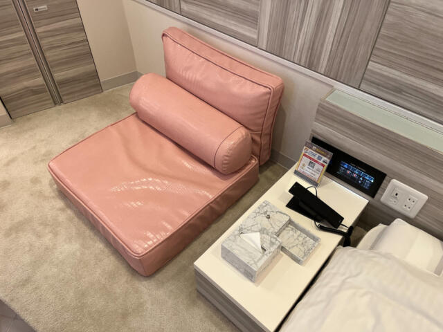 HOTEL Blanche（ブランシュ）(渋谷区/ラブホテル)の写真『206号室　ソファというか座椅子』by INA69