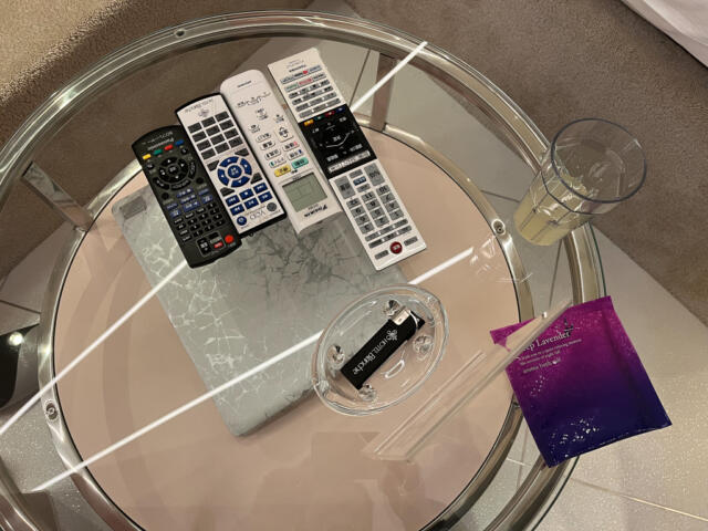 HOTEL Blanche（ブランシュ）(渋谷区/ラブホテル)の写真『206号室　リモコン、入浴剤、灰皿など』by INA69
