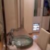ホテルワンリッツ(戸田市/ラブホテル)の写真『312号室、洗面台をベッド側から。手洗い水道は蛇口が少し低い』by 春風拳