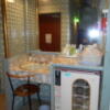 ホテル いこま(長崎市/ラブホテル)の写真『201号室、洗面台と備品類、そして、右に有料のグッズがある。』by 猫饅頭