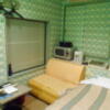 ホテル いこま(長崎市/ラブホテル)の写真『201号室、ソファと机、そして電子レンジがある。ちょっと狭め。』by 猫饅頭