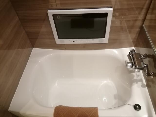 HOTEL QUEEN ANNEX(クイーン アネックス)(新宿区/ラブホテル)の写真『502号室、浴槽とTVです。(23,2)』by キジ