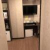 HOTEL アムール(台東区/ラブホテル)の写真『201号室　入室するとこんな感じ　左 洗面所　右 ベッド・浴室とトイレ』by みこすりはん