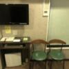 HOTEL アムール(台東区/ラブホテル)の写真『201号室　ソファーでなく椅子。』by みこすりはん