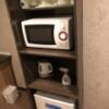 HOTEL アムール(台東区/ラブホテル)の写真『201号室　電子レンジに冷蔵庫 中にはサービスのミネラルウォータ×2』by みこすりはん