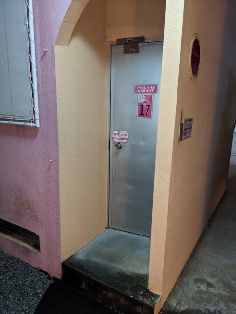 ホテル キャロード2(浜松市/ラブホテル)の写真『１７号室（車庫を出て裏側に回ると２階の部屋に続く扉）』by マーシ