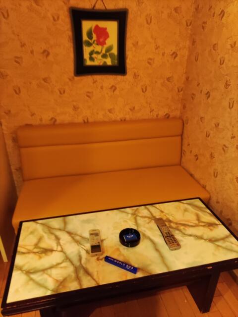 ホテル ワールド(豊島区/ラブホテル)の写真『503号室椅子、机など』by じんだいじ