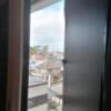 HOTEL VICTORIA RESORT(茅ヶ崎市/ラブホテル)の写真『401号室、ﾍﾞｯﾄﾞの窓から外です。(23.2)』by キジ