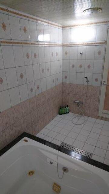 HOTEL PURE(ピュア)(江戸川区/ラブホテル)の写真『403号室（浴室奥からシャワー部分。ヘッドはこちら向き）』by 格付屋