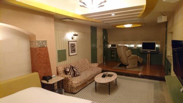HOTEL PURE(ピュア)(江戸川区/ラブホテル)の写真『403号室（部屋奥から入口横方向）』by 格付屋