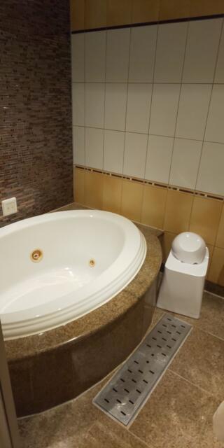 DESIGN HOTEL NOX(ノクス)(品川区/ラブホテル)の写真『301号室の浴槽、広めではあるし、ジェットバスが心地よい。』by ヒロくん!