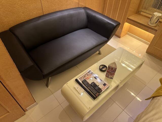 アペルト(豊島区/ラブホテル)の写真『606号室ソファーとテーブル』by miffy.GTI