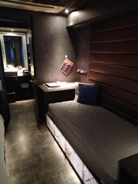 IKASU HOTEL(八王子市/ラブホテル)の写真『403号室（入って右にソファ、奥は洗面・浴室・トイレ）』by ＪＷ