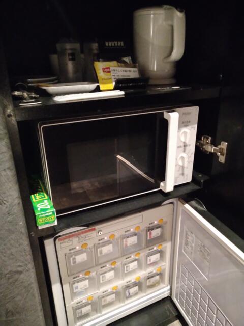 IKASU HOTEL(八王子市/ラブホテル)の写真『403号室（電子レンジ（ラップあり）、有料冷蔵庫（更に上には持込用のカラ冷蔵庫あり））』by ＪＷ