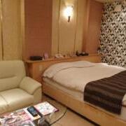 HOTEL Lmine(全国/ラブホテル)の写真『406号室、右にベッド、左にソファセット、お洒落な雰囲気』by 猫饅頭