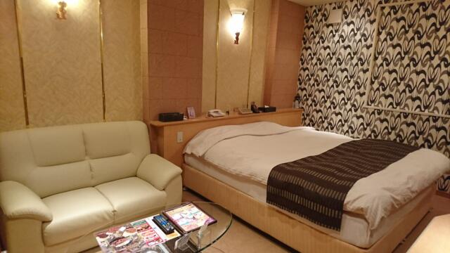 HOTEL Lmine(武雄市/ラブホテル)の写真『406号室、右にベッド、左にソファセット、お洒落な雰囲気』by 猫饅頭