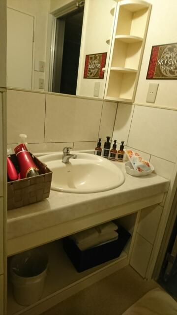 HOTEL Lmine(武雄市/ラブホテル)の写真『406号室の洗面台、明るく、清潔感がある。一応の備品に不足はない。』by 猫饅頭
