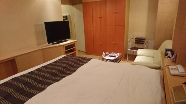 HOTEL Lmine(武雄市/ラブホテル)の写真『406号室、中央下にベッド、左にテレビ、出入口、中央に戸棚がある。』by 猫饅頭