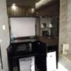 Hotel Queen(クィーン)(豊島区/ラブホテル)の写真『401号室 ソファーの正面に持ち込み用の冷蔵庫、食器類、空気清浄機など』by なめろう