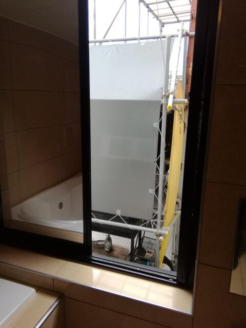 HOTEL COSTA RESORT(コスタリゾート)(茅ヶ崎市/ラブホテル)の写真『205号室、浴室窓からです。(23,2)』by キジ