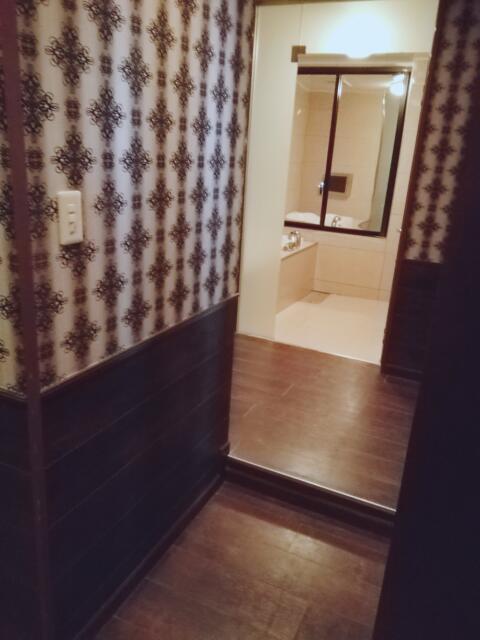 HOTEL COSTA RESORT(コスタリゾート)(茅ヶ崎市/ラブホテル)の写真『205号室、廊下から水回りへ。(23,2)』by キジ