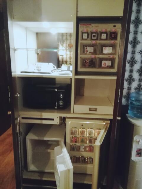 HOTEL COSTA RESORT(コスタリゾート)(茅ヶ崎市/ラブホテル)の写真『205号室、冷蔵庫類です。(23,2)』by キジ