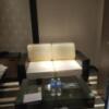 HOTEL Villa Senmei(ヴィラ センメイ）(大田区/ラブホテル)の写真『406号室　ガラステーブル＆ソファ』by ルドルフ