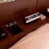 HOTEL LINDEN（リンデン）(豊島区/ラブホテル)の写真『308号室、ベッド脇のパネル。携帯充電器とAUXのモジュラーケーブルあり。照明の操作もわかりやすい』by 春風拳