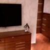 HOTEL LINDEN（リンデン）(豊島区/ラブホテル)の写真『308号室、TV。右の収納棚には冷蔵庫と茶器などがある』by 春風拳