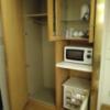 CANTI（キャンティ）(横浜市南区/ラブホテル)の写真『305号室 左にクローゼット、右の上から食器類、電子レンジ、販売用の冷蔵庫』by なめろう