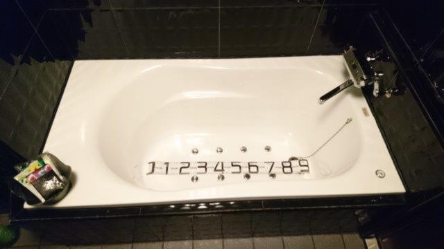 HOTEL ALL-INN G（オールインジー）(豊島区/ラブホテル)の写真『605号室（浴槽幅90㎝（ペットボトル4.5本分）ジャグジー故障中）』by 格付屋
