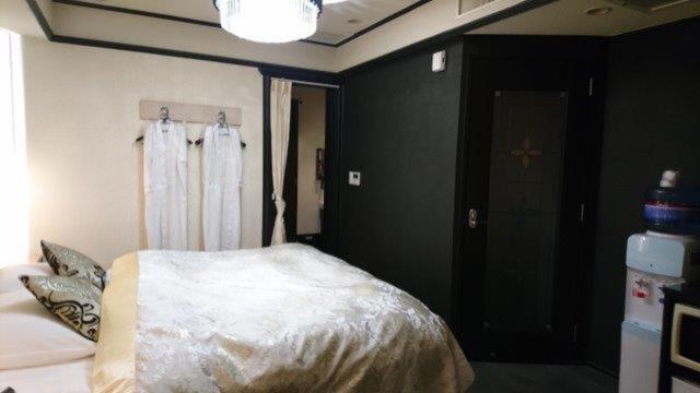 HOTEL ALL-INN G（オールインジー）(豊島区/ラブホテル)の写真『605号室（部屋奥から入口方向）』by 格付屋
