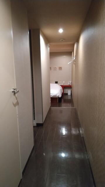 ヒルズホテル五反田(品川区/ラブホテル)の写真『507号室 － 室内、入口からベッド。』by _Yama