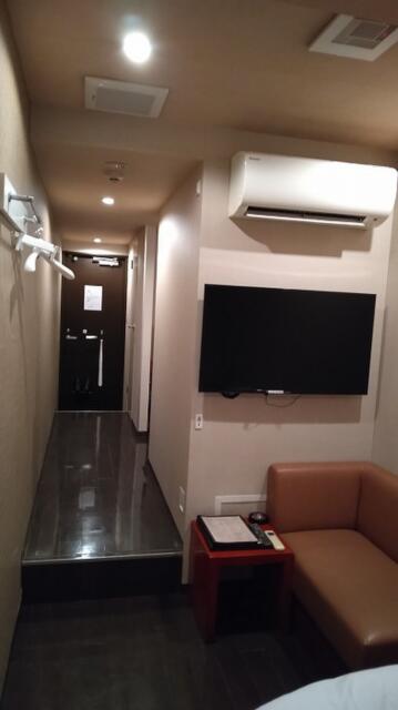 ヒルズホテル五反田(品川区/ラブホテル)の写真『507号室 － 室内、ベッドから出口。』by _Yama