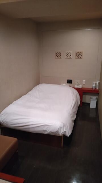 ヒルズホテル五反田(品川区/ラブホテル)の写真『507号室 － ベッド周辺。』by _Yama