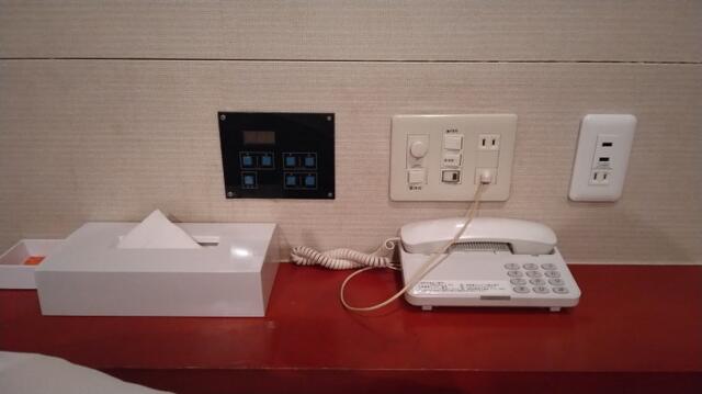 ヒルズホテル五反田(品川区/ラブホテル)の写真『507号室 － ベッド周り。外線可能な電話あり。』by _Yama