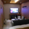 HOTEL M.（エムドット）(嬉野市/ラブホテル)の写真『102号室、ベッド側から見る。左が入口と洗面台、正面に大型テレビ。』by 猫饅頭