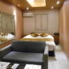 HOTEL M.（エムドット）(嬉野市/ラブホテル)の写真『102号室、ベッドとテーブル、ソファ、左側にガラスがある。』by 猫饅頭