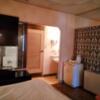 アランド吉祥寺(武蔵野市/ラブホテル)の写真『108号室（部屋奥から。テレビの後ろはガラス張り浴室）』by ＪＷ