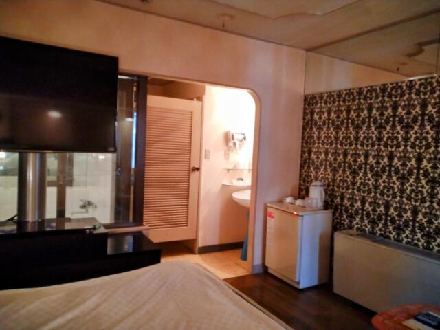 アランド吉祥寺(武蔵野市/ラブホテル)の写真『108号室（部屋奥から。テレビの後ろはガラス張り浴室）』by ＪＷ