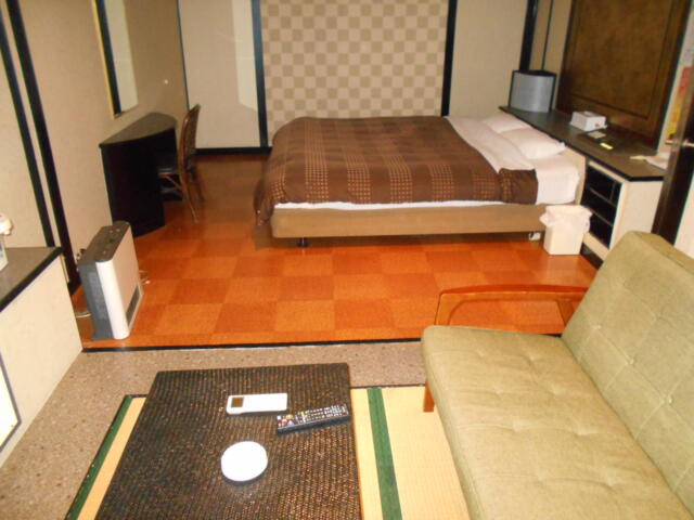 ホテル ヴィラコモ(武雄市/ラブホテル)の写真『206号室、手前は畳敷きの和風、奥には床にベッドの洋風となっている。』by 猫饅頭