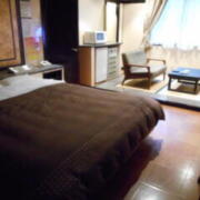 ホテル ヴィラコモ(武雄市/ラブホテル)の写真『206号室をベッド側から見る。奥に和風の畳、左側にお風呂などのドアがある』by 猫饅頭
