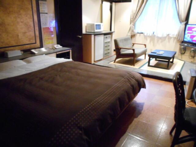 ホテル ヴィラコモ(武雄市/ラブホテル)の写真『206号室をベッド側から見る。奥に和風の畳、左側にお風呂などのドアがある』by 猫饅頭