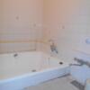 ホテル ヴィラコモ(武雄市/ラブホテル)の写真『206号室の浴室、タイルづくりで、お湯は温泉水となっている。』by 猫饅頭