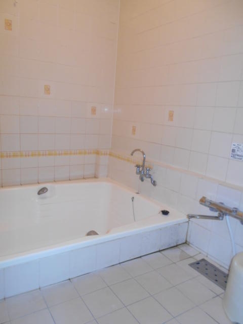 ホテル ヴィラコモ(武雄市/ラブホテル)の写真『206号室の浴室、タイルづくりで、お湯は温泉水となっている。』by 猫饅頭