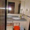 ホテル ヴィラコモ(武雄市/ラブホテル)の写真『206号室の洗面台、やや古いが、清潔で実用的である。』by 猫饅頭