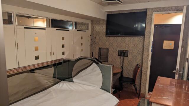 ＸＯ歌舞伎町(新宿区/ラブホテル)の写真『311号室 ベッド周辺』by クワッグ