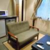 ホテル ヴィラコモ(武雄市/ラブホテル)の写真『206号室の畳敷きのソファとテーベル、奥に出入り口がある。』by 猫饅頭