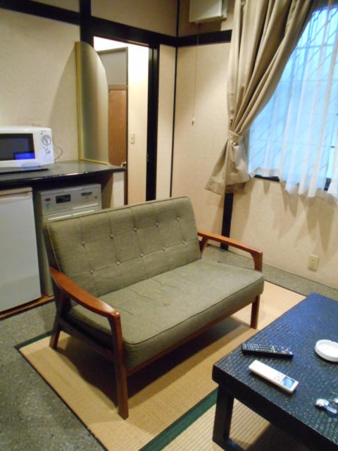 ホテル ヴィラコモ(武雄市/ラブホテル)の写真『206号室の畳敷きのソファとテーベル、奥に出入り口がある。』by 猫饅頭