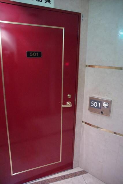 ホテルSK PLAZA2(渋谷区/ラブホテル)の写真『501号室　部屋の扉』by マーケンワン